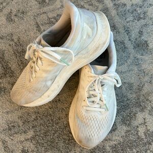 ASICS RUNNING SHOES SNEAKERS WHITE GRAY SZ 8 GT 2000 12 pure gel